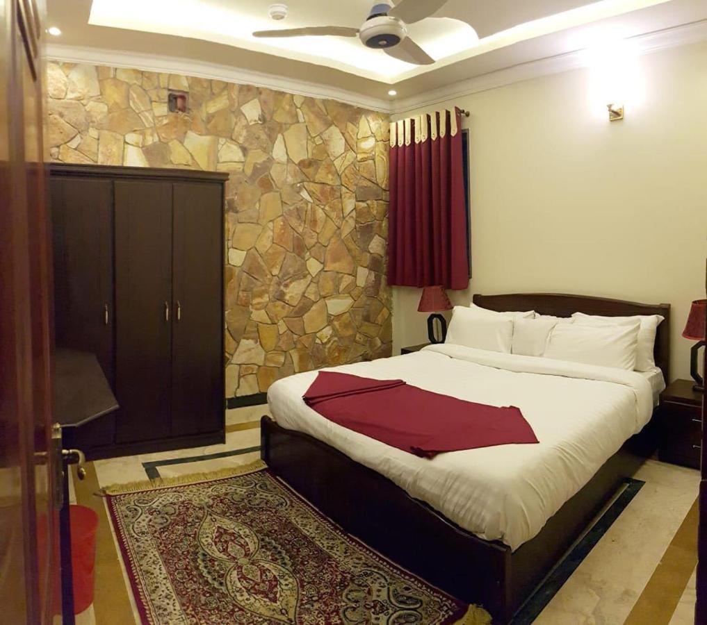 Triple One Hotel Abbottabad ภายนอก รูปภาพ
